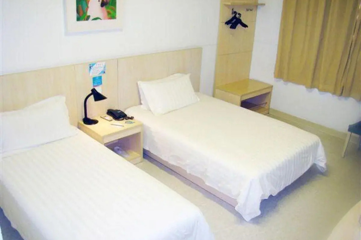 Room 6 of 10