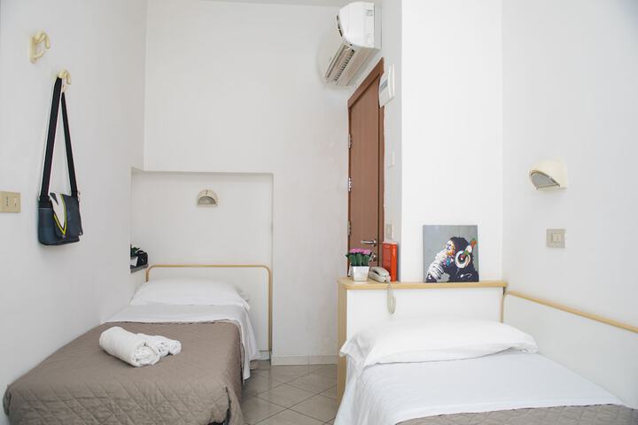 Room 8 of 12