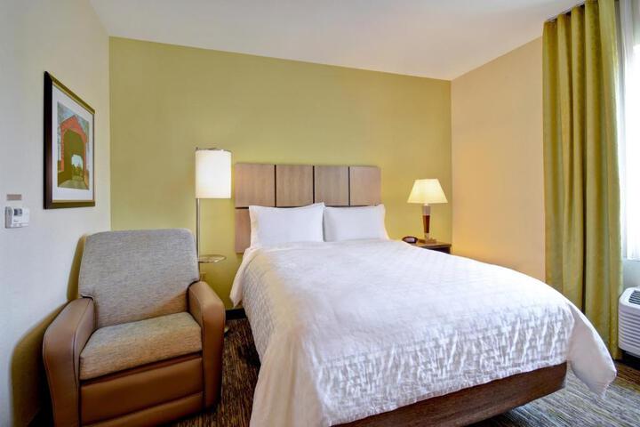 Studio Queen Size Bed (4 of 11)
