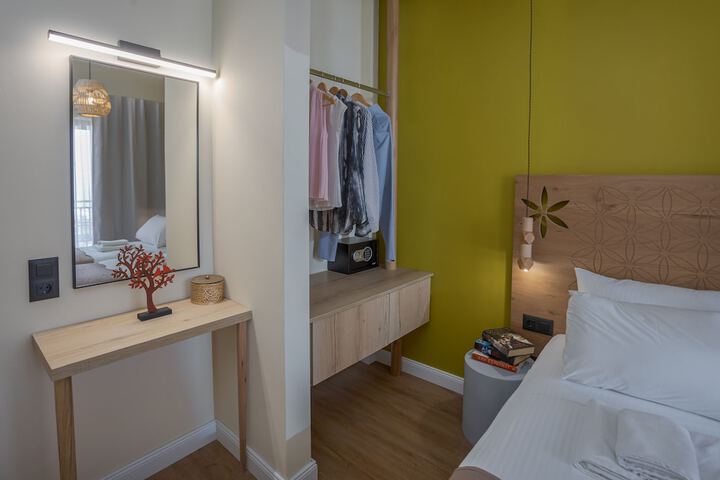 Room 8 of 48