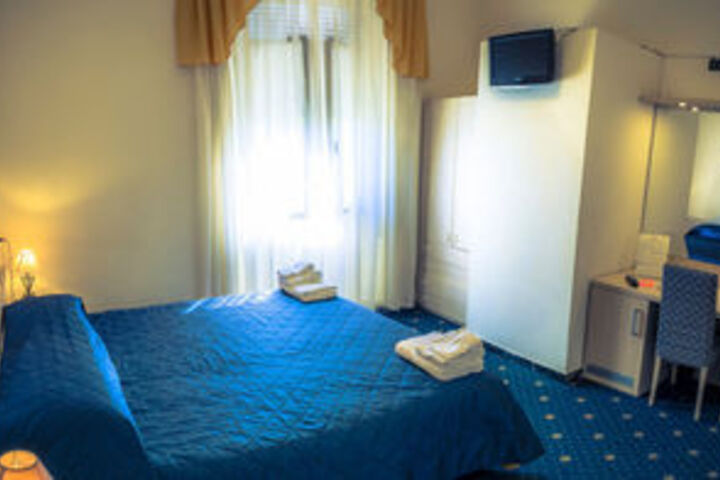 Room 9 of 18