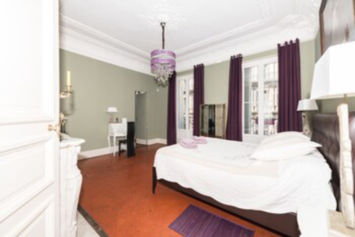 Room 7 of 18