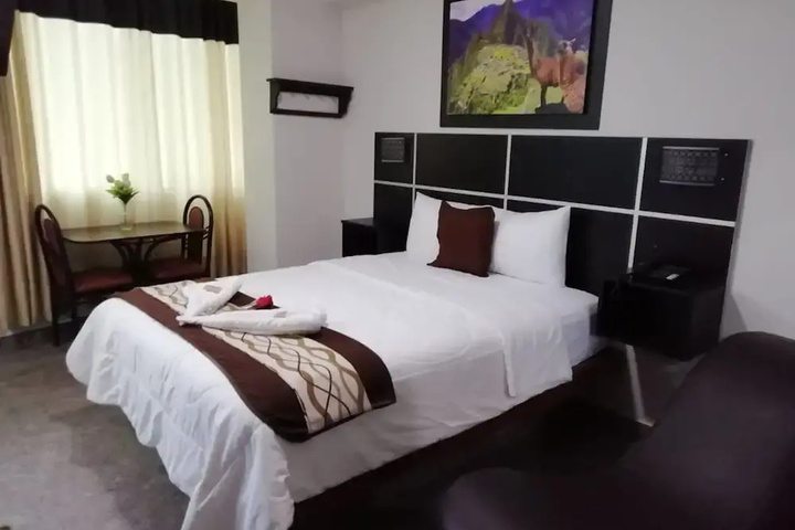 Room 6 of 9