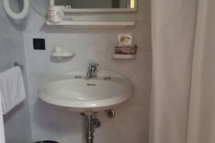 Room 13 of 34