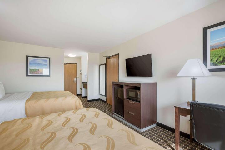 1 Queen Bed (11 of 15)