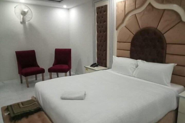 Room 5 of 13