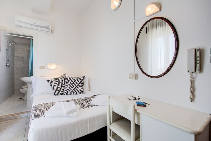 Room 33 of 52