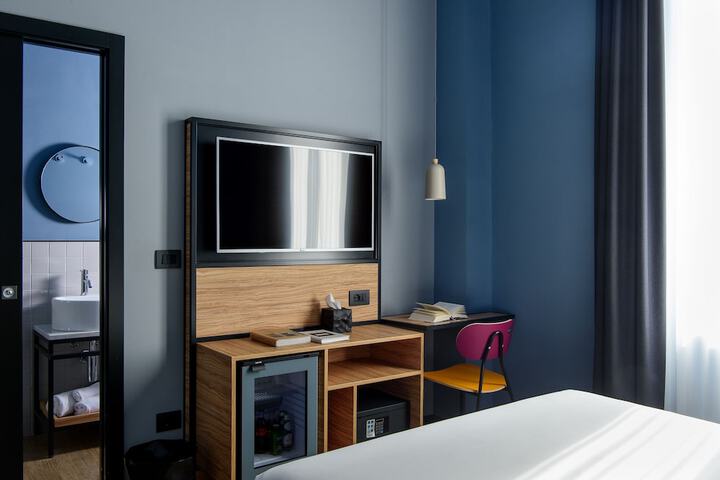 Room 11 of 38