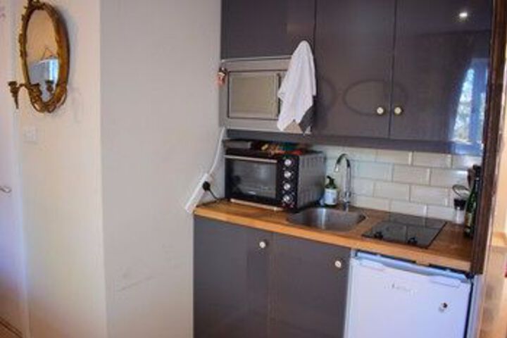 Room 6 of 9