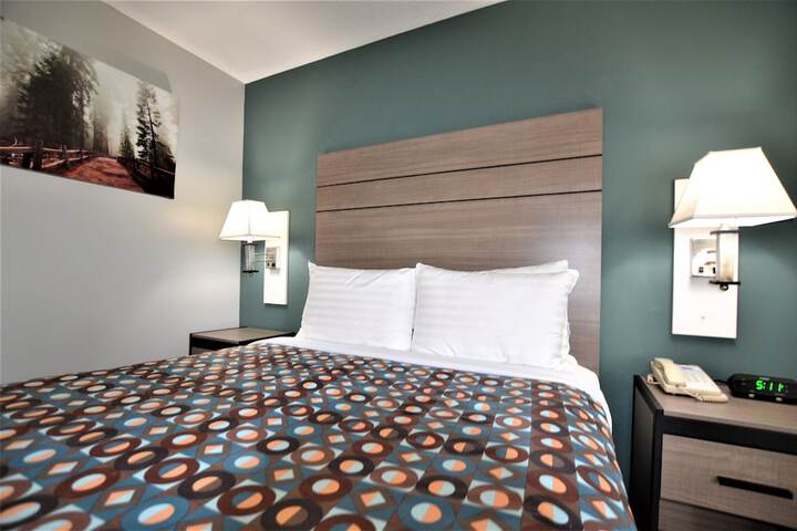 1 Queen Bed (1 of 16)