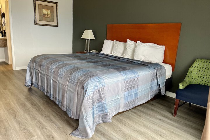 Standard | King Bed (3 of 16)