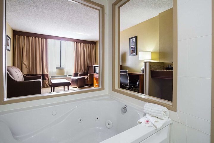 1 King Bed (2 of 11)