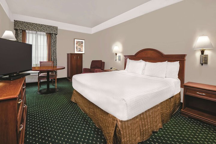 1 King Bed Mobility Hearing Accessible Room Bathtub with Grab Bars (14 of 17)