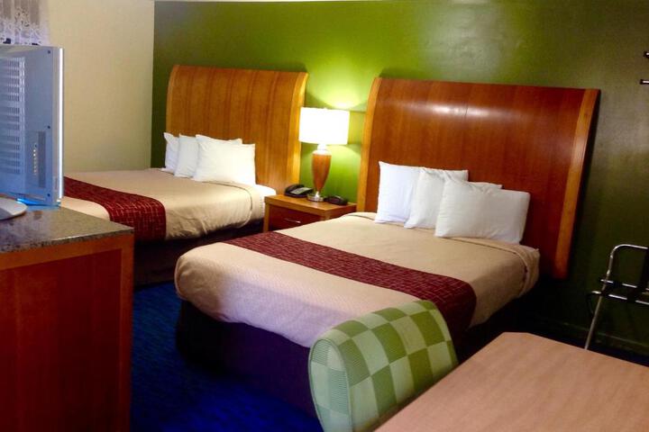 1 Queen Bed (6 of 10)