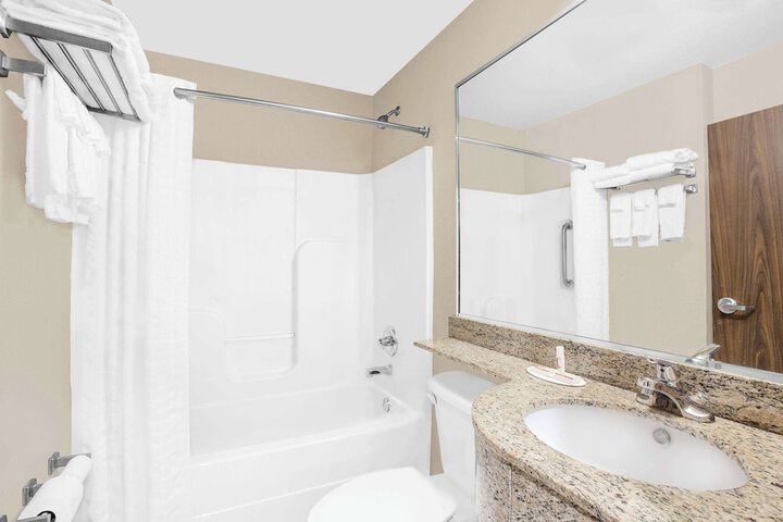 1 Queen Bed Accessible Room (2 of 19)