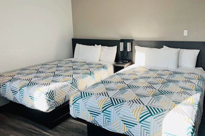 1 Queen Bed (7 of 16)