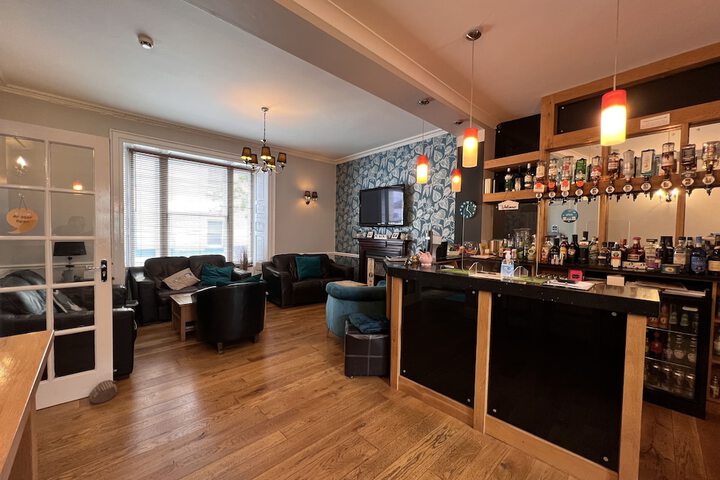 Lounge 77 of 81