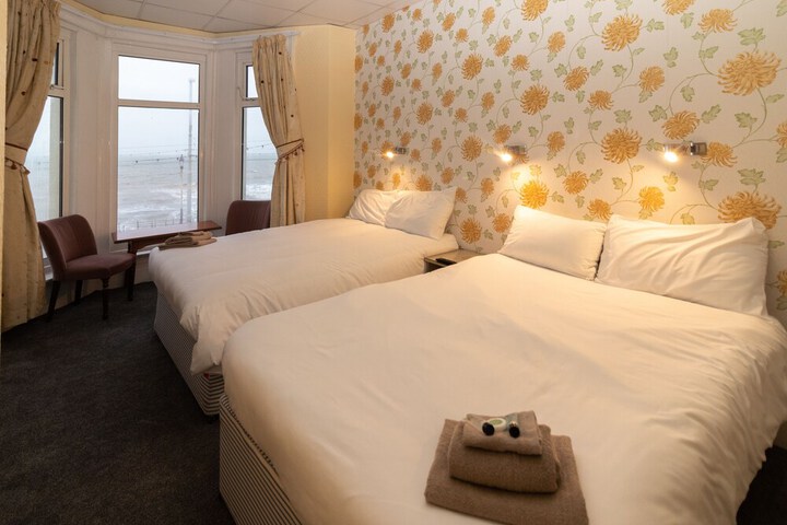 Room 4 of 17