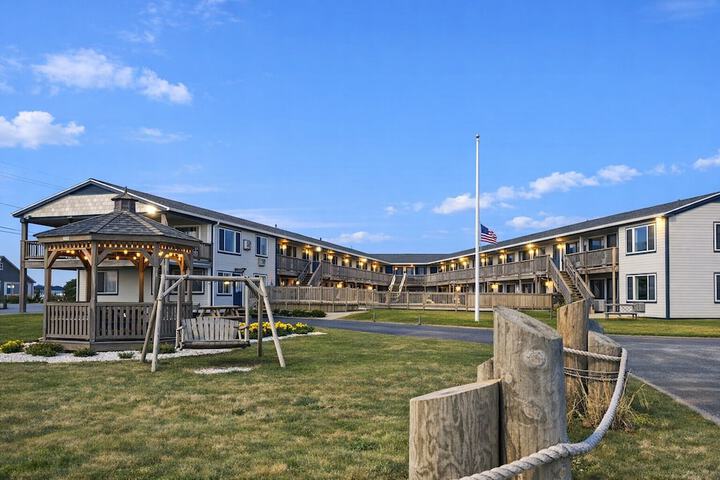 Exterior of Mariners Point Resort