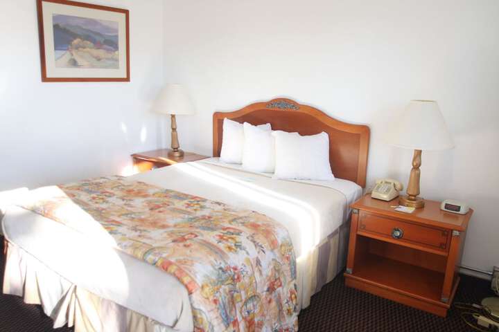 1 King Bed (2 of 15)
