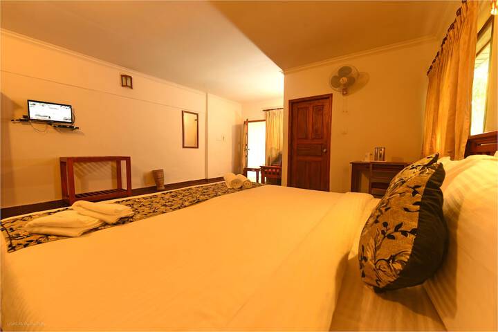 Room 12 of 28