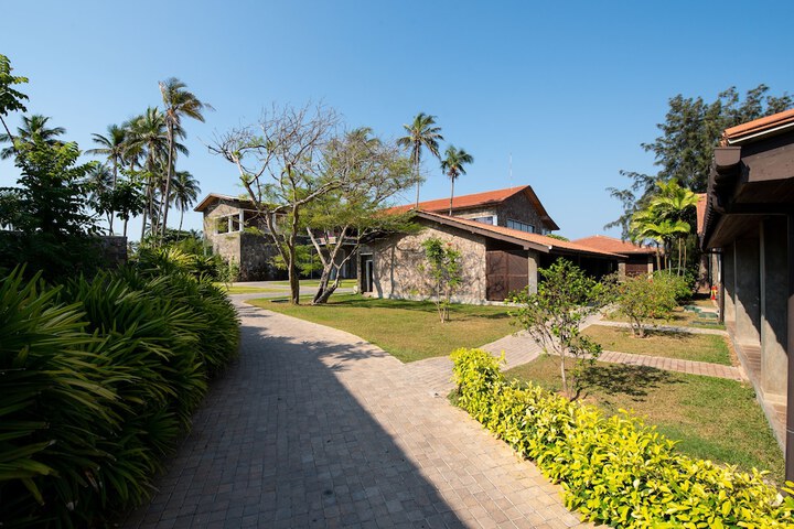 Hotel Exterior 127 of 159