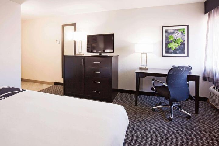 1 King Bed (3 of 7)