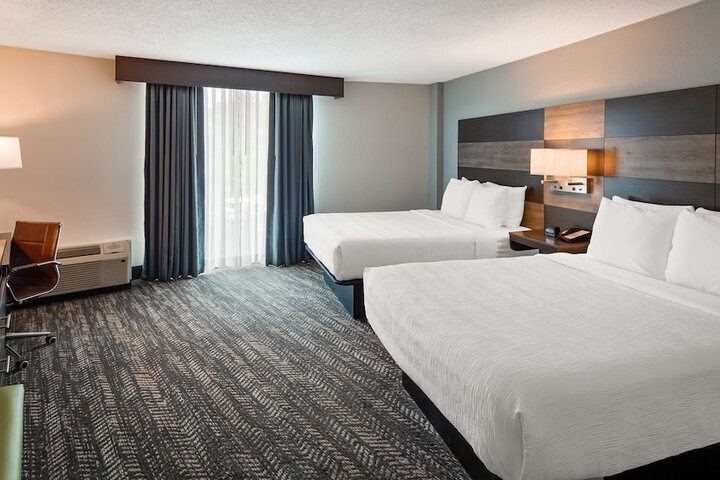2 Queen Beds Pet Friendly Room Walk in Shower Full Breakfast (5 of 11)