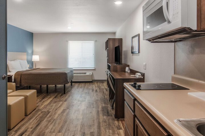 1 Queen Bed (7 of 22)