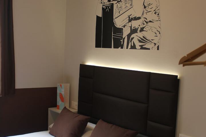 Room 13 of 34