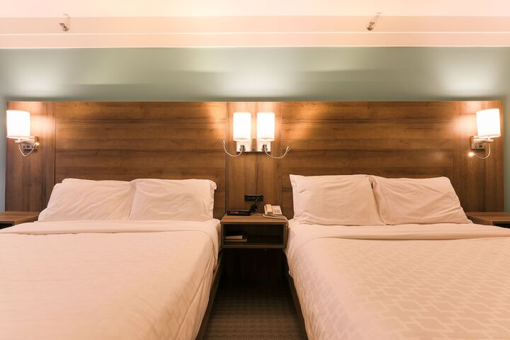 1 Queen Bed (11 of 19)