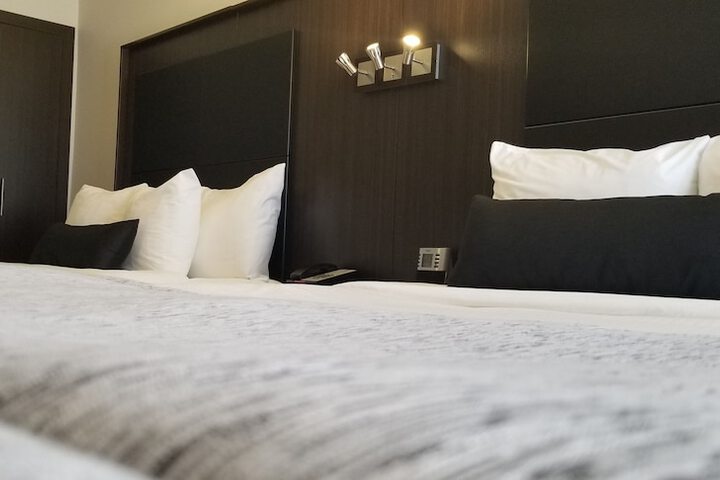 1 Queen Bed Work Desk Refrigerator Wood Floor Shower Only Full Breakfast (2 of 22)