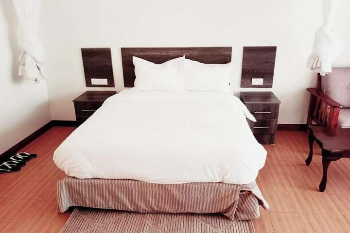 Room 8 of 76