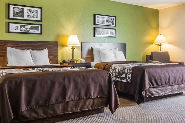 2 Queen Beds (10 of 17)