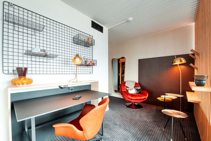 Room 33 of 47