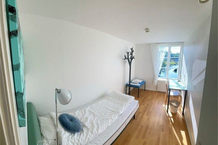 Room 13 of 37