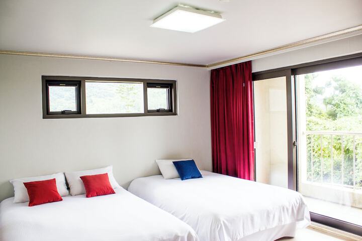 Room 12 of 38