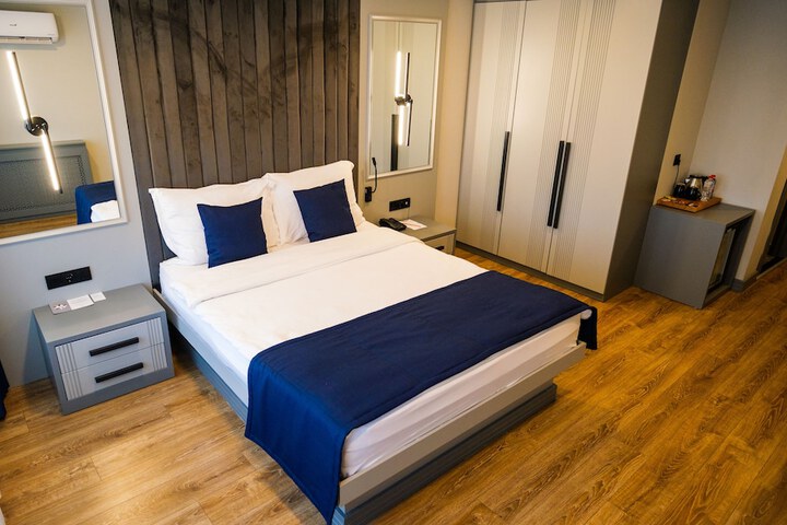Room 4 of 25