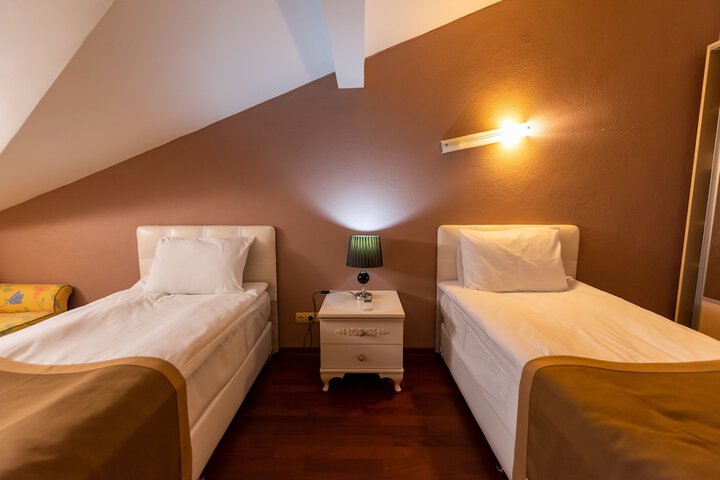 Room 3 of 93