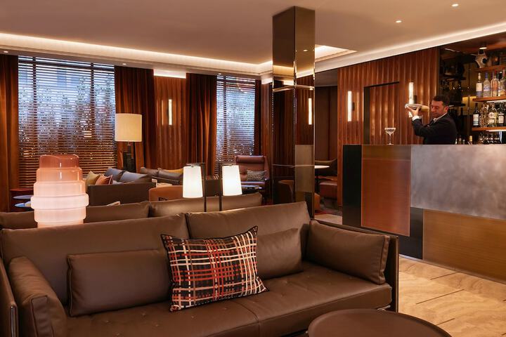 Lounge 34 of 38