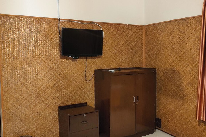 Room 5 of 16