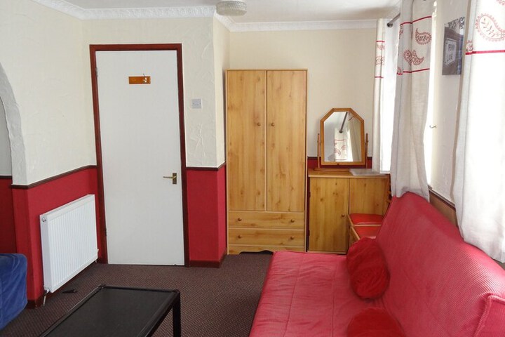 Room 8 of 80