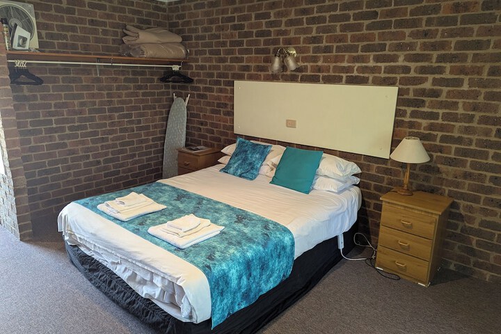 Room 4 of 28
