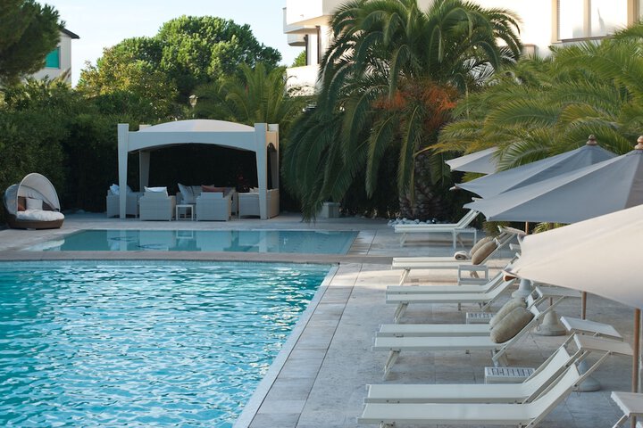 Hotel Pool