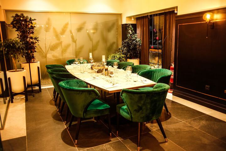 Dining 40 of 48