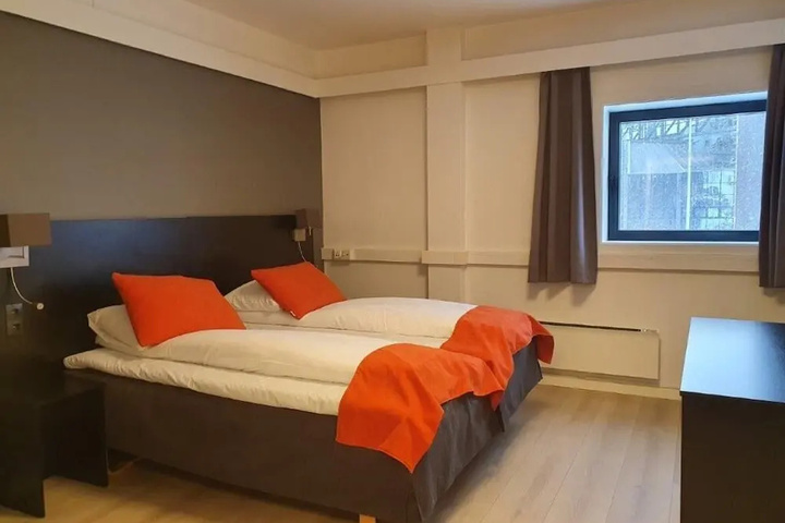 Room 5 of 9