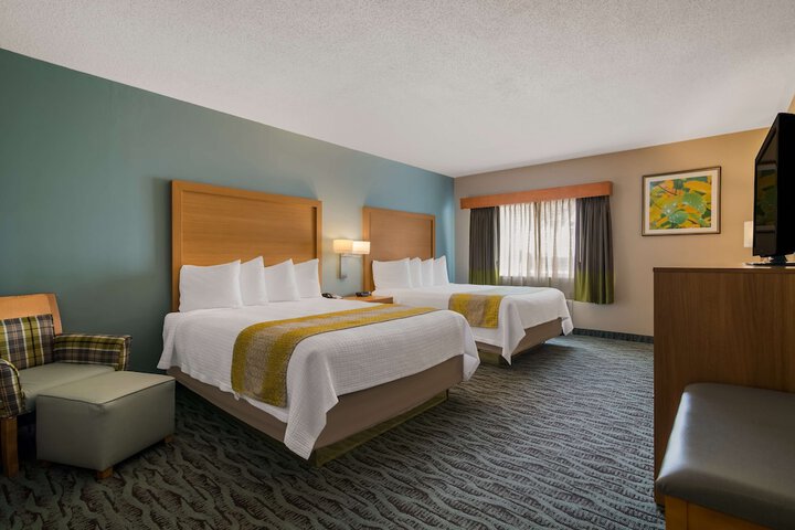 2 Queen Beds High Speed Internet Accessible Microwave, Refrigerator Full Breakfast (6 of 16)
