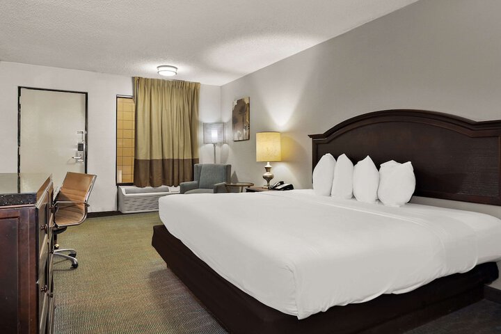 1 King Bed (4 of 7)