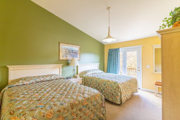 2 Queen Beds (10 of 39)