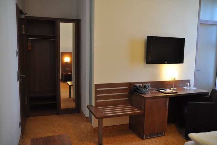 Room 3 of 28
